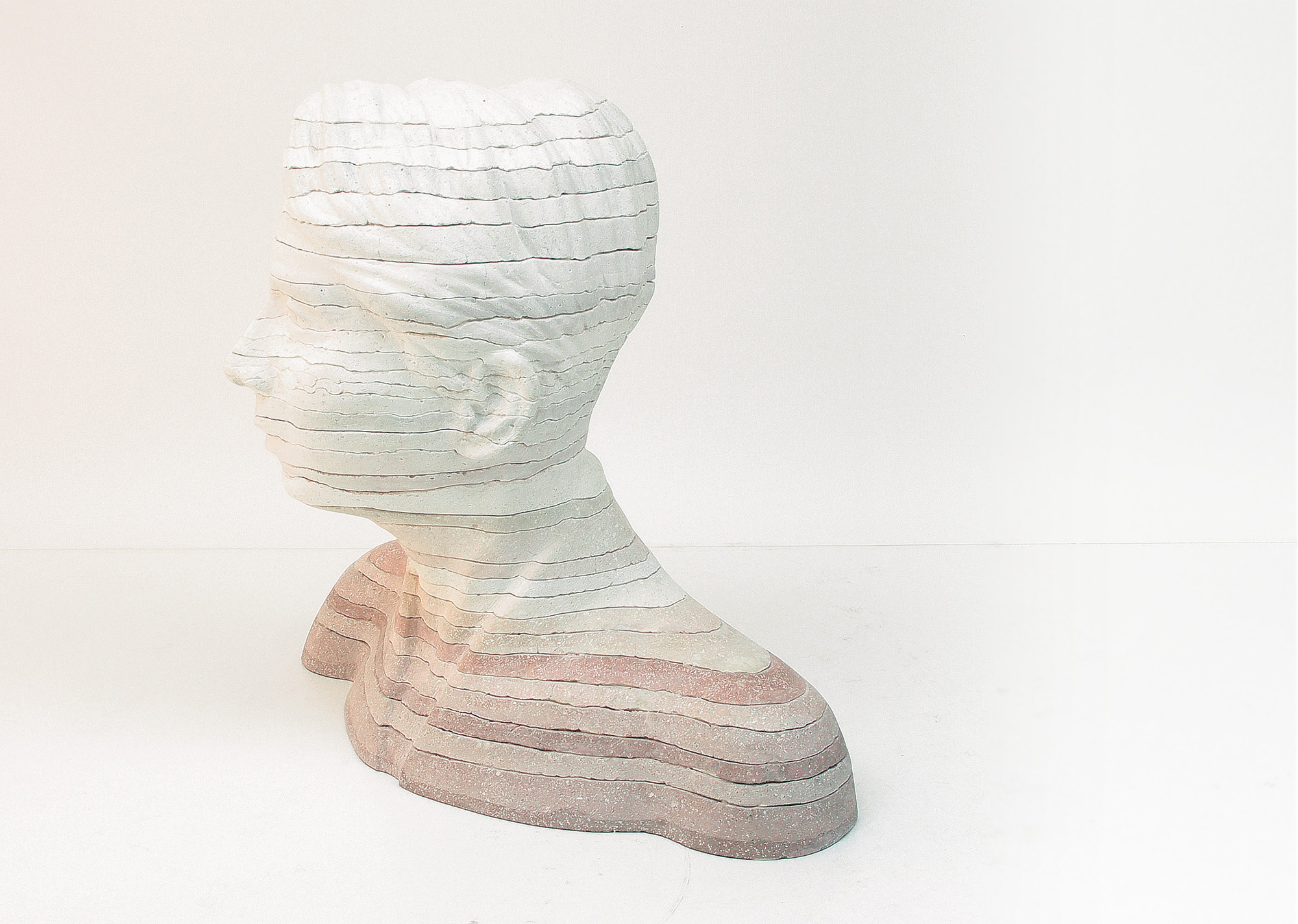 Erhard Mika, Hürth-Efferen, Skulpturen, Aufschichtung, 2018, Steingranulat-Schichtguss, H 44 cm