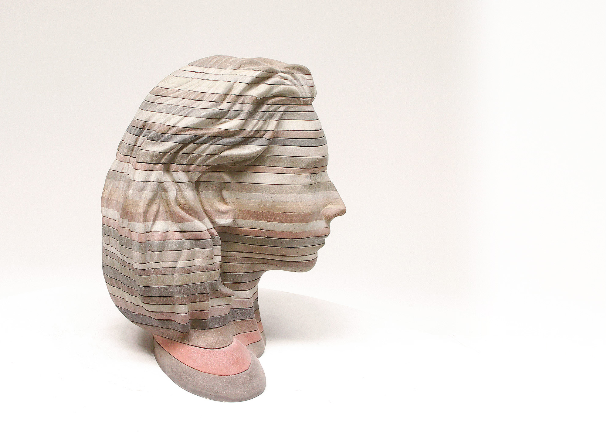 Erhard Mika, Hürth-Efferen, Skulpturen, Ereignisschichten III, 2019, Raum-Zeit-Artikulation, Portrait M. G., Steingranulat-Schichtguss, Höhe 36 cm